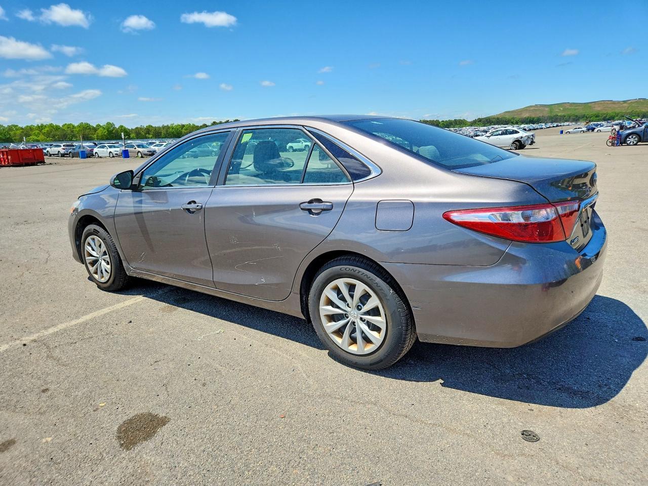 2017 Toyota Camry Le - Фото 2