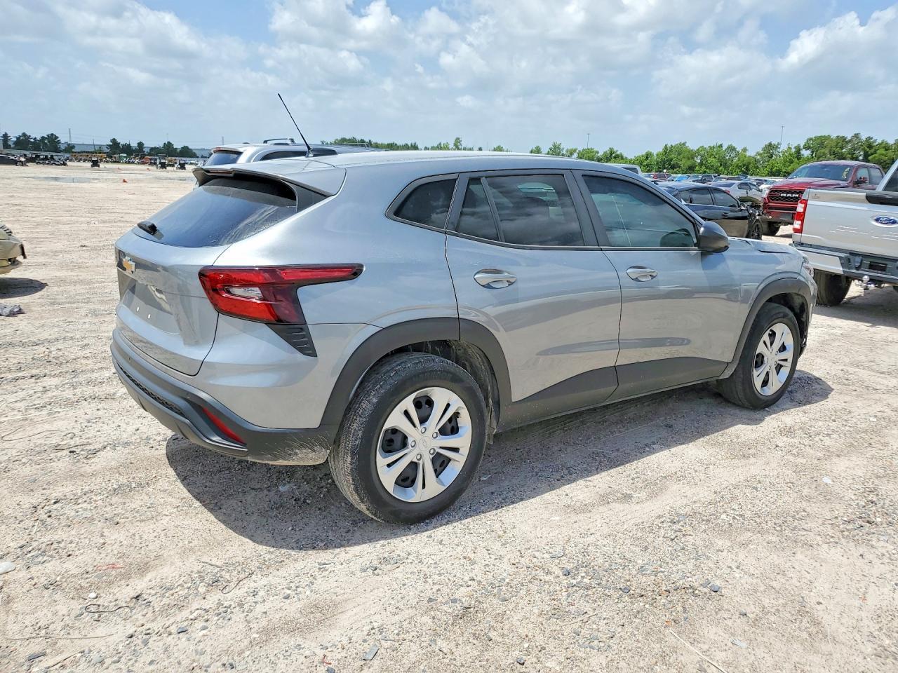 2024 Chevrolet Trax Ls - Фото 3
