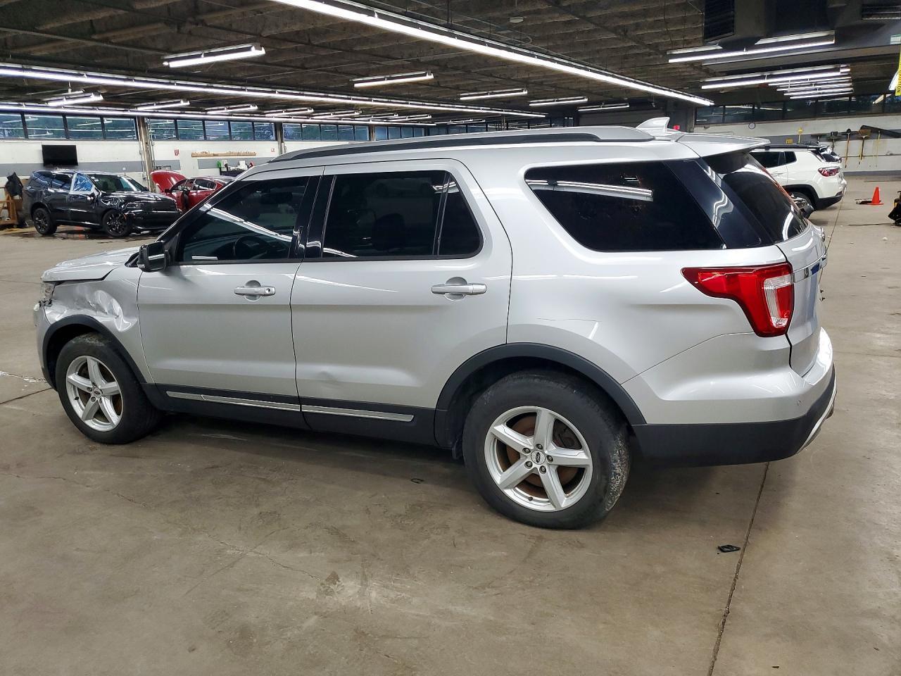 2016 Ford Explorer Xlt - Image 2