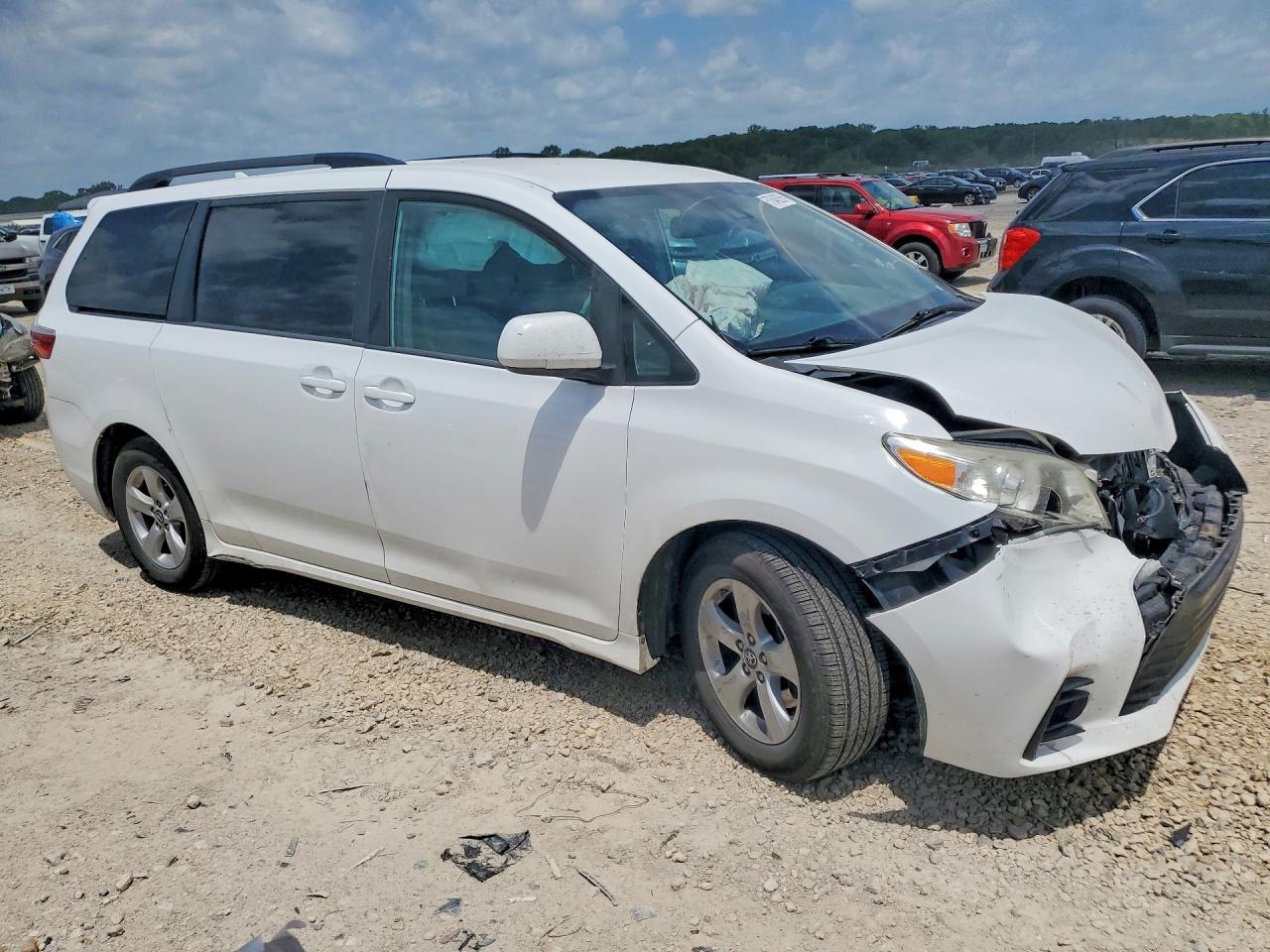 2019 Toyota Sienna Le - Фото 4