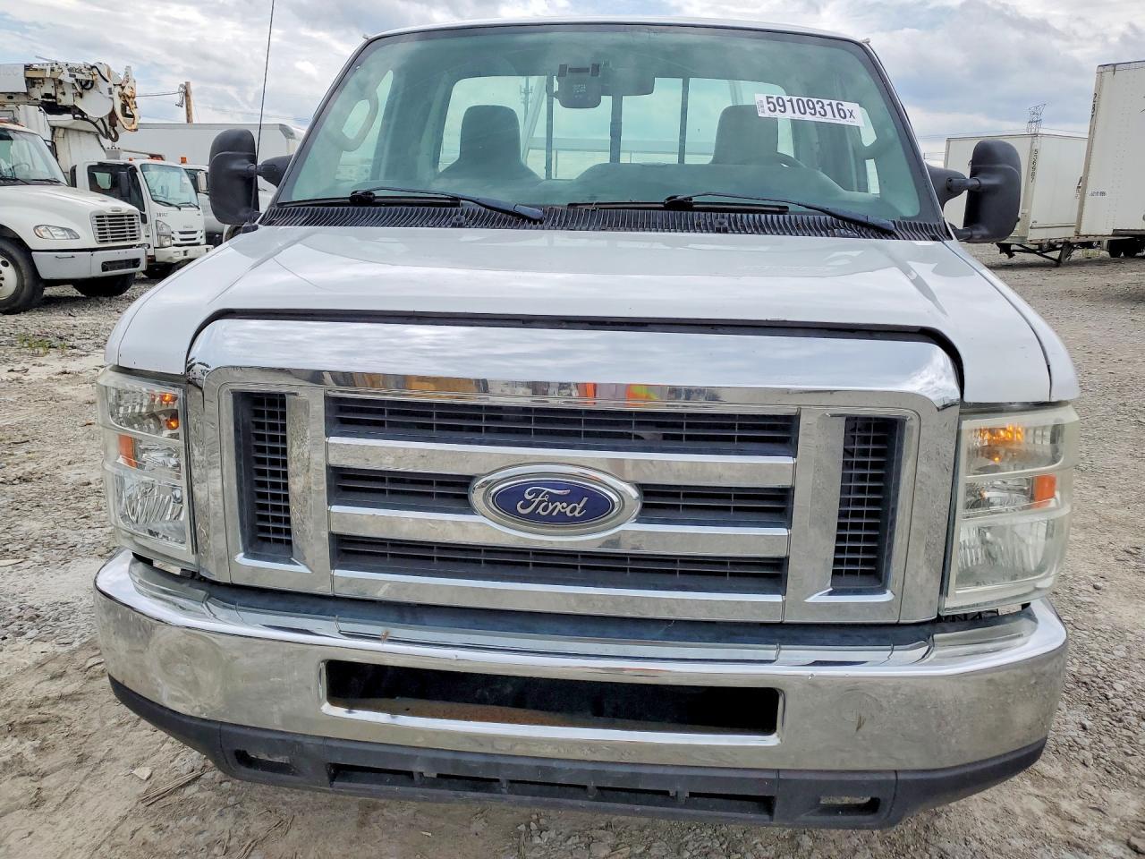 2017 Ford Econoline E450 Super Duty Cutaway Van - Фото 5