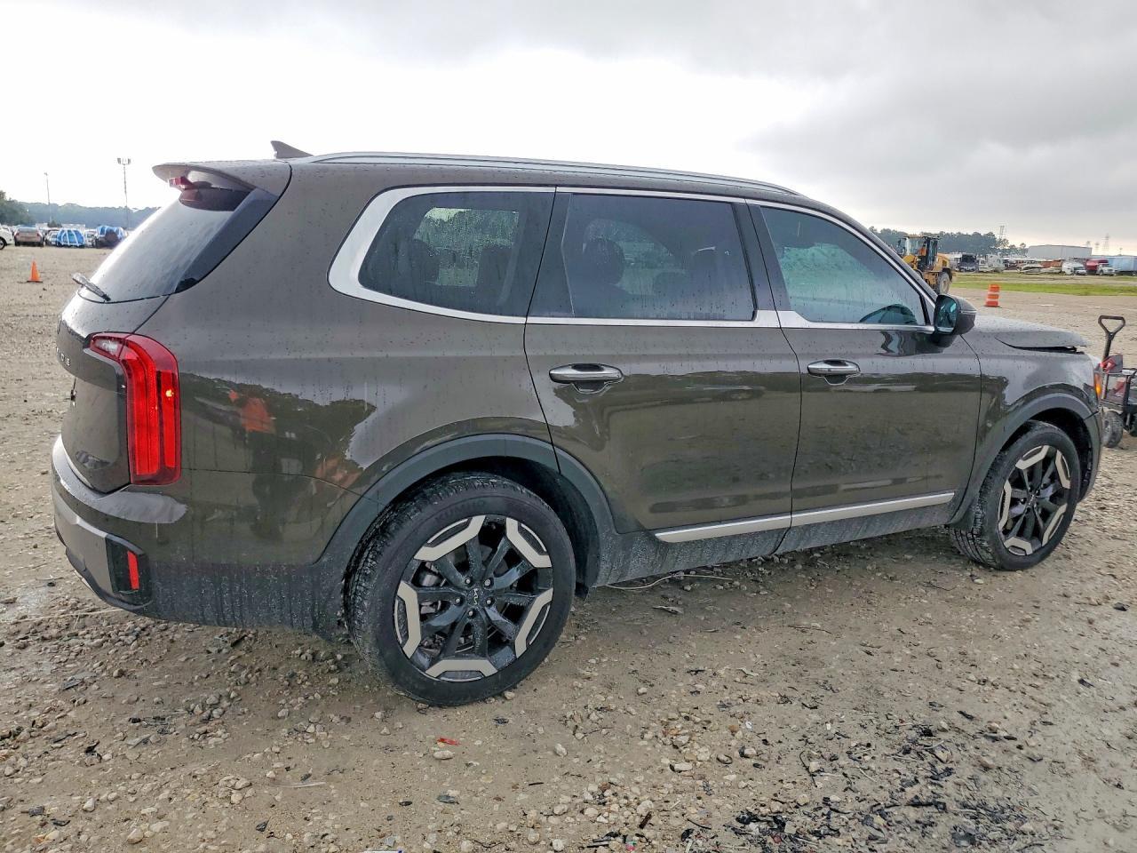 2025 Kia Telluride S - Image 3