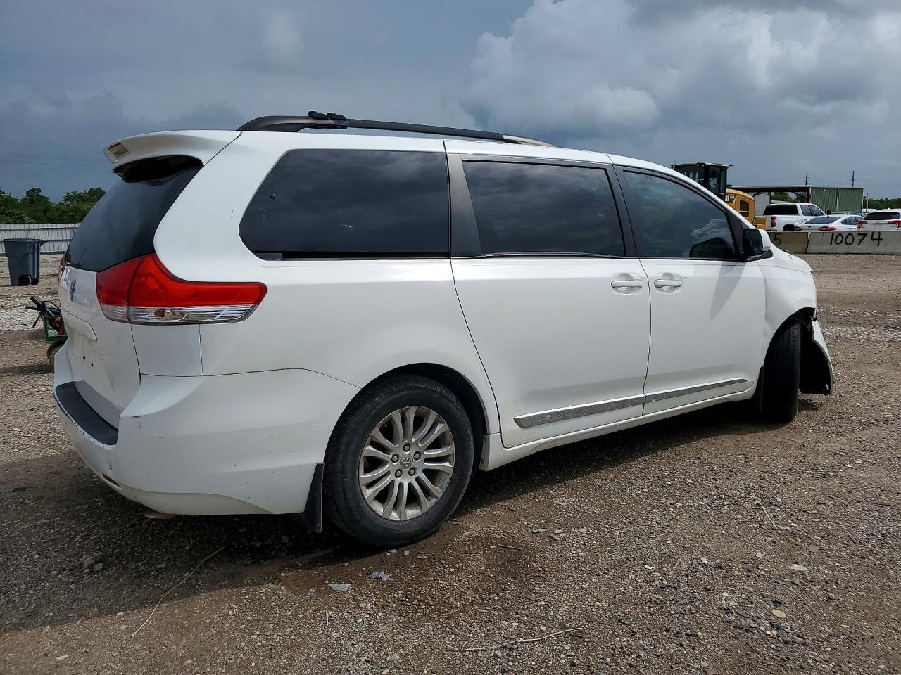 2012 Toyota Sienna Xle 8-Passenger - Image 3