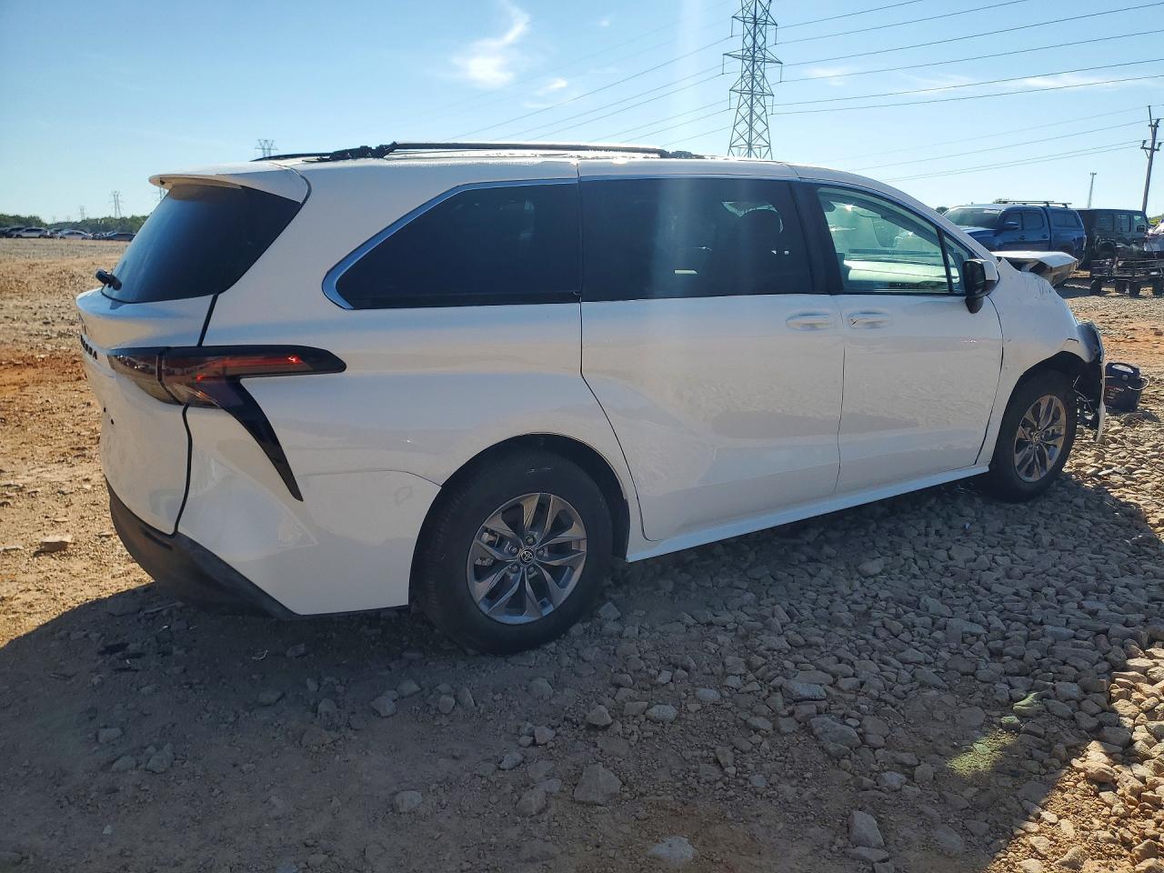 2026 Toyota Sienna Le - Image 3