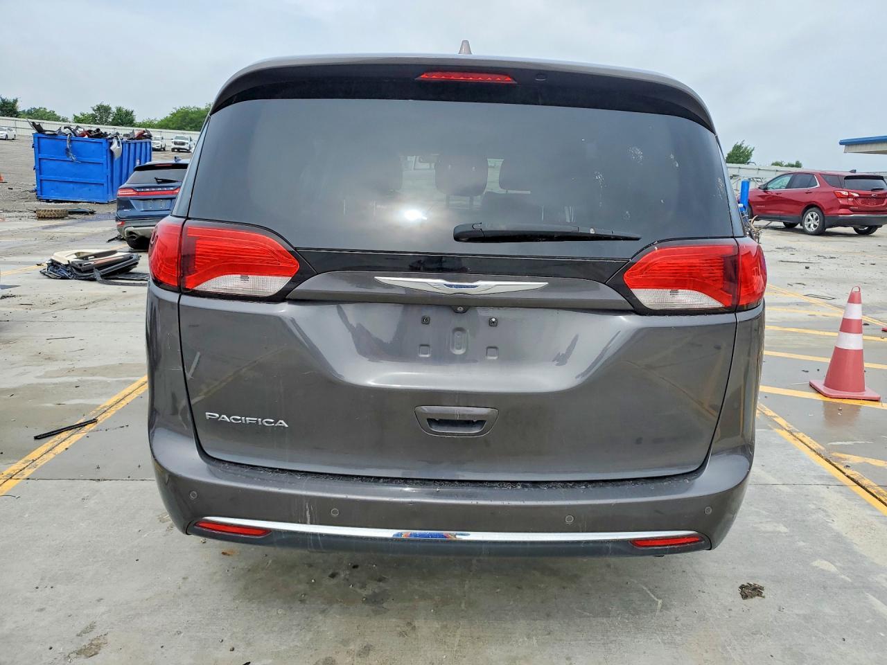 2018 Chrysler Pacifica Touring L - Image 6