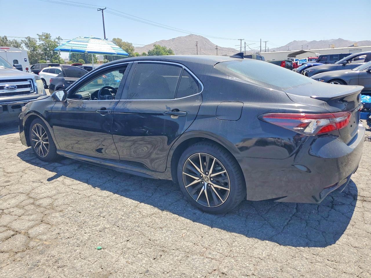 2023 Toyota Camry Se - Image 2