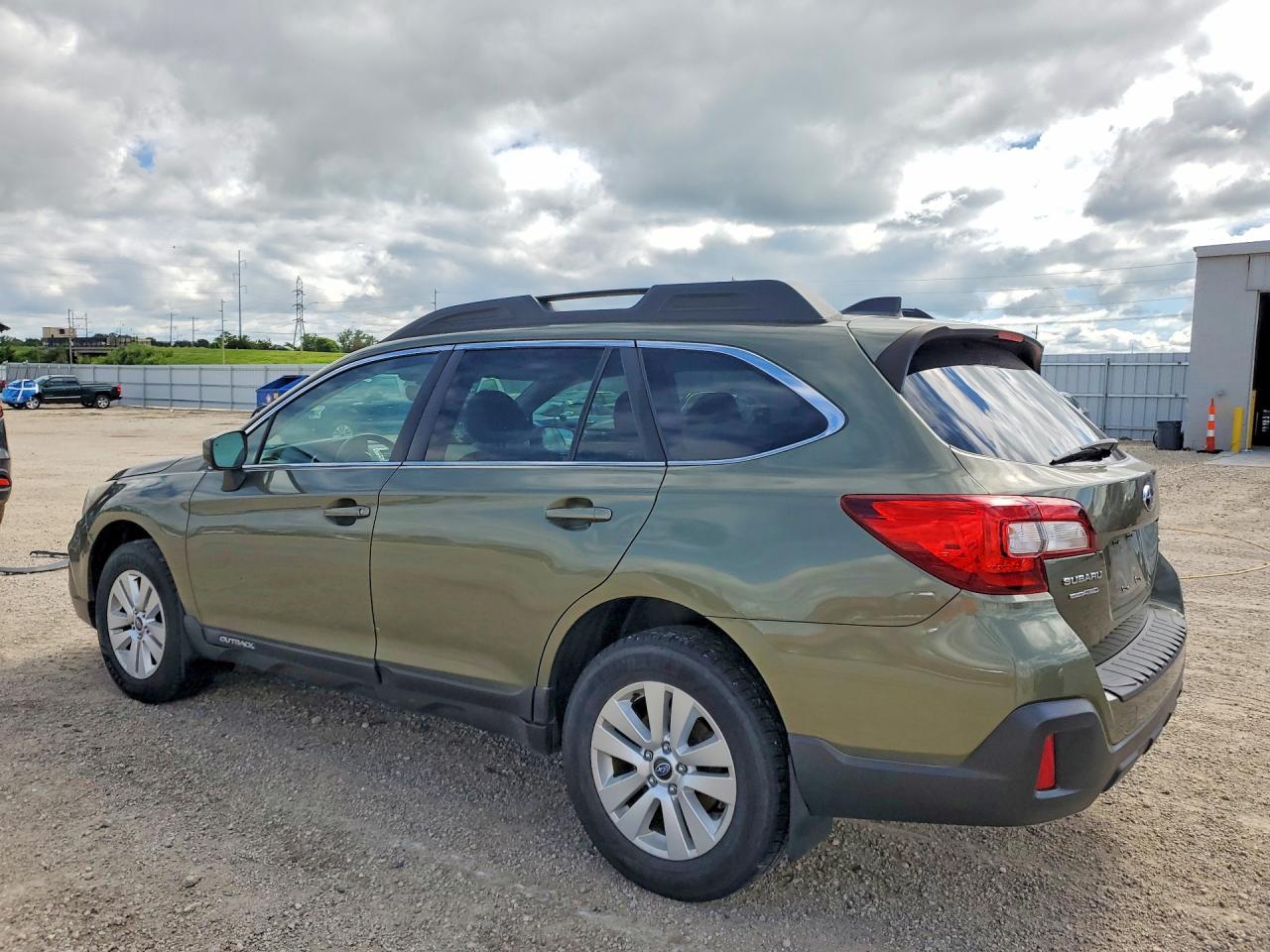 2019 Subaru Outback 2.5I Premium - Image 2
