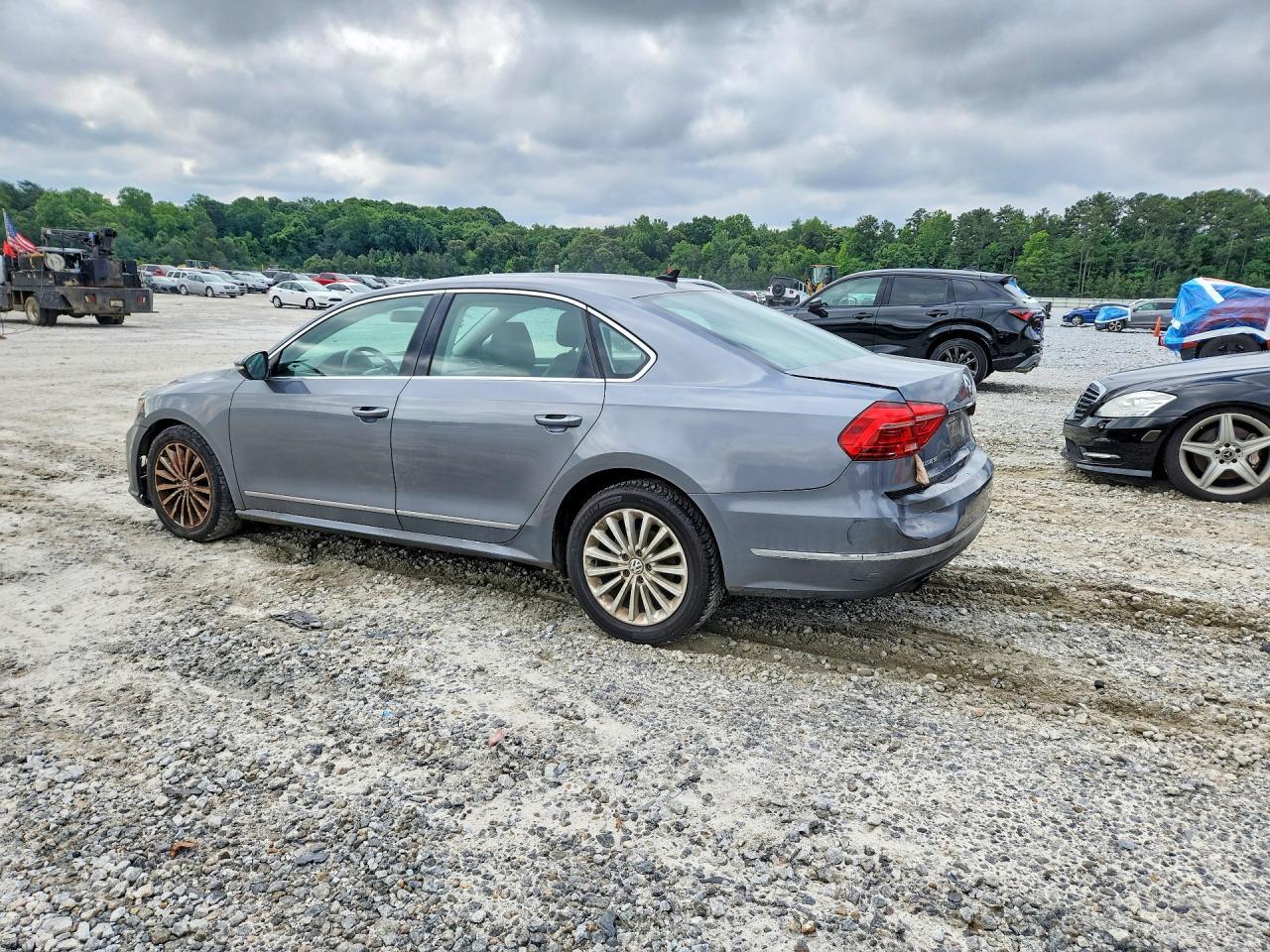 2016 Volkswagen Passat Se - Image 2