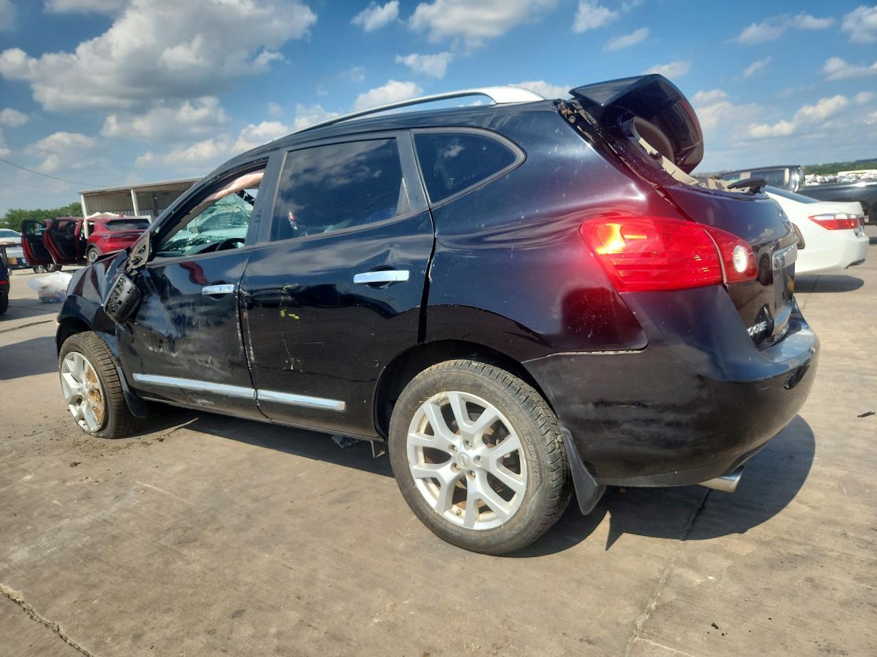 2011 Nissan Rogue - Image 2