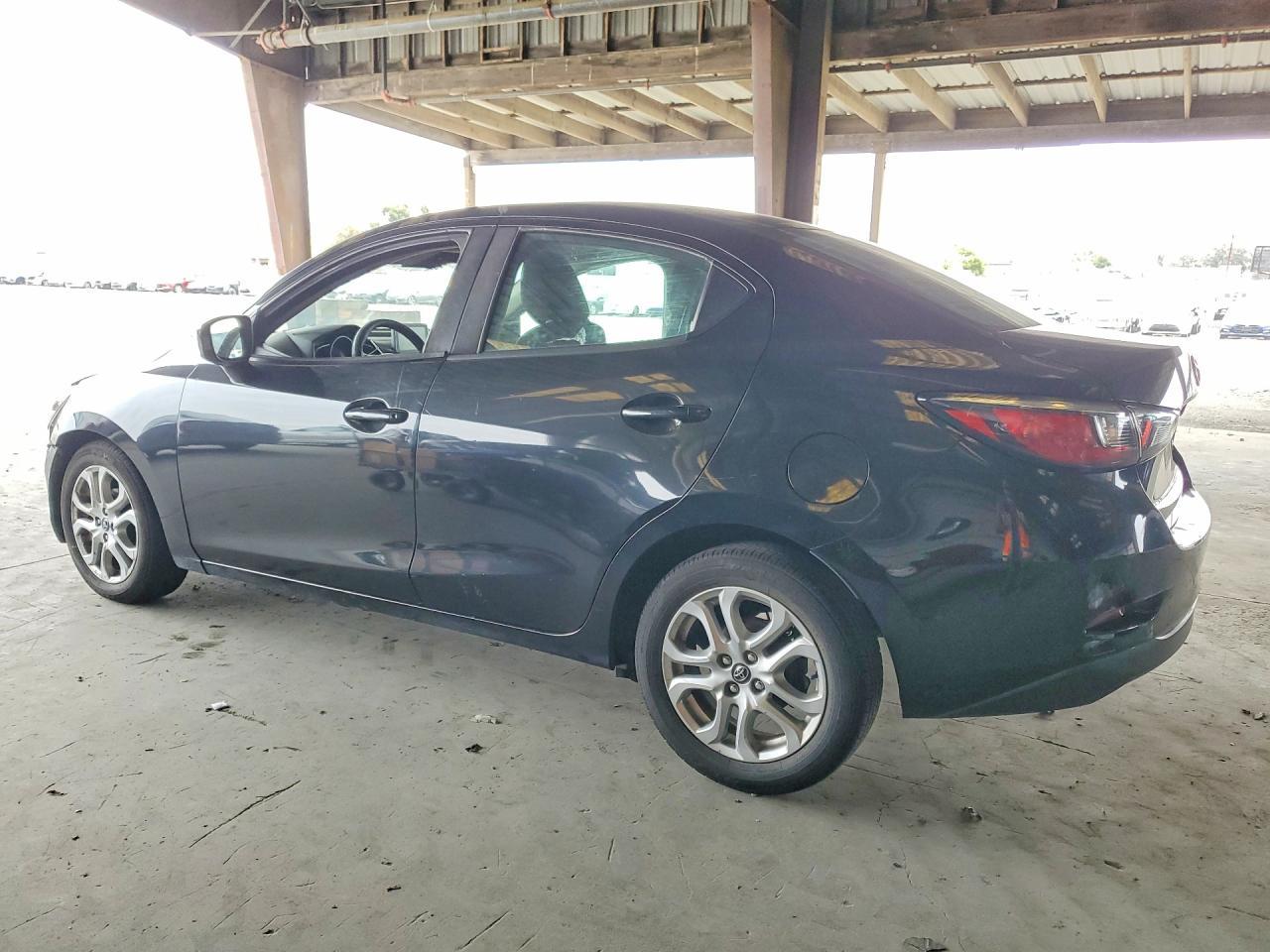 2017 Toyota Yaris Ia Base - Фото 2