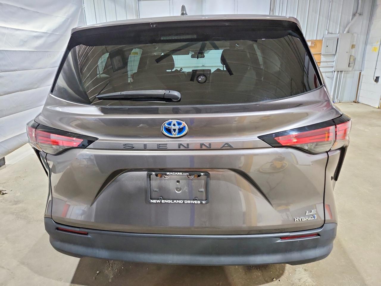 2021 Toyota Sienna Le - Image 6