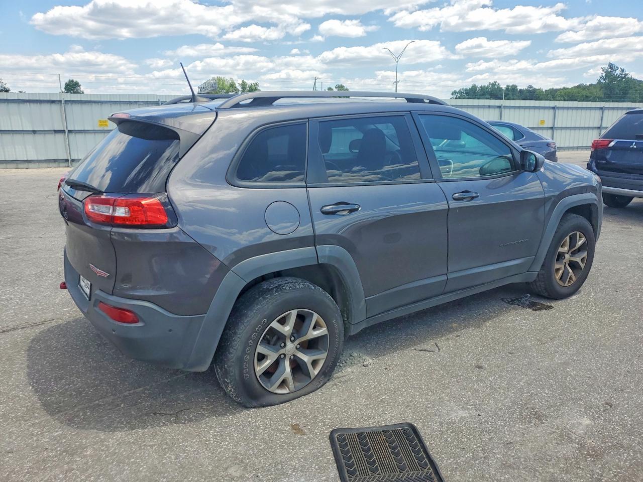 2018 Jeep Cherokee Trailhawk - Image 3