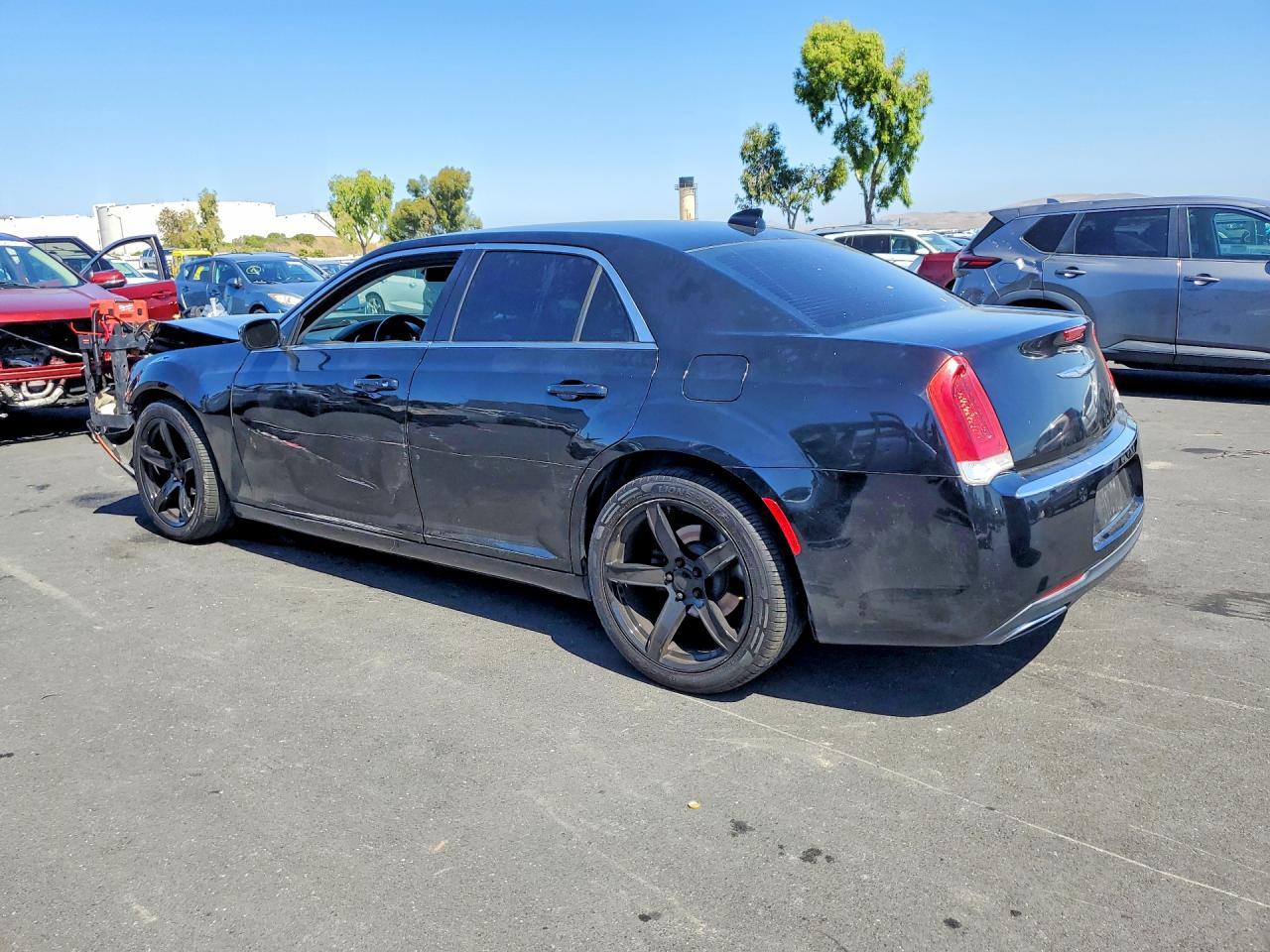 2016 Chrysler 300 Limited - Фото 2