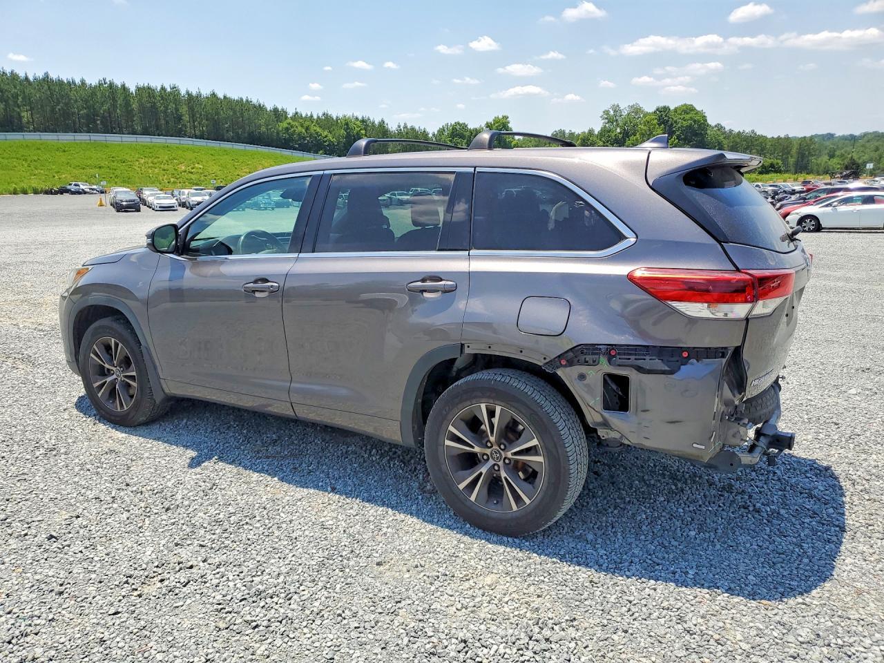 2017 Toyota Highlander Le Plus - Фото 2