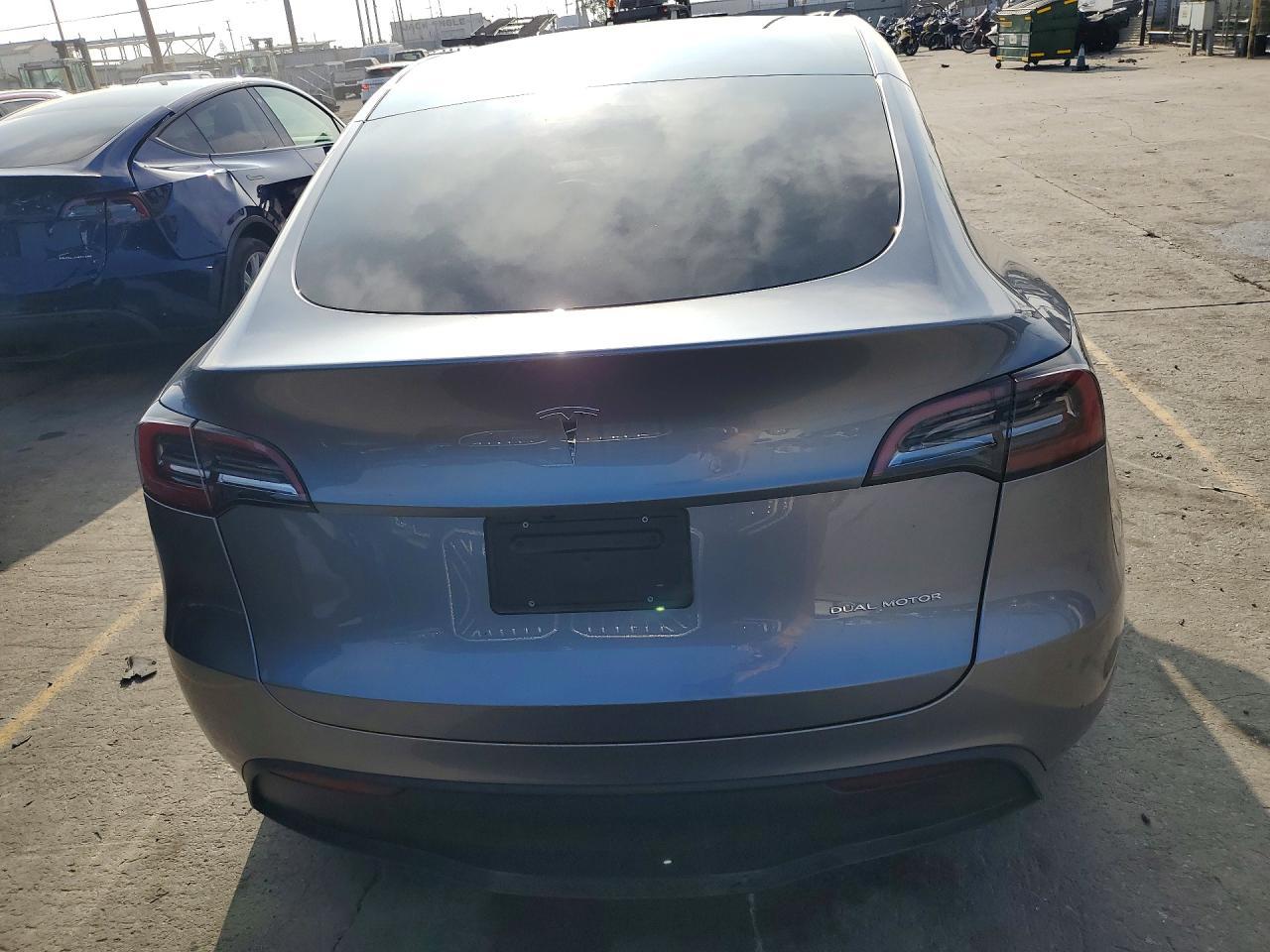 2025 Tesla Model Y - Фото 6