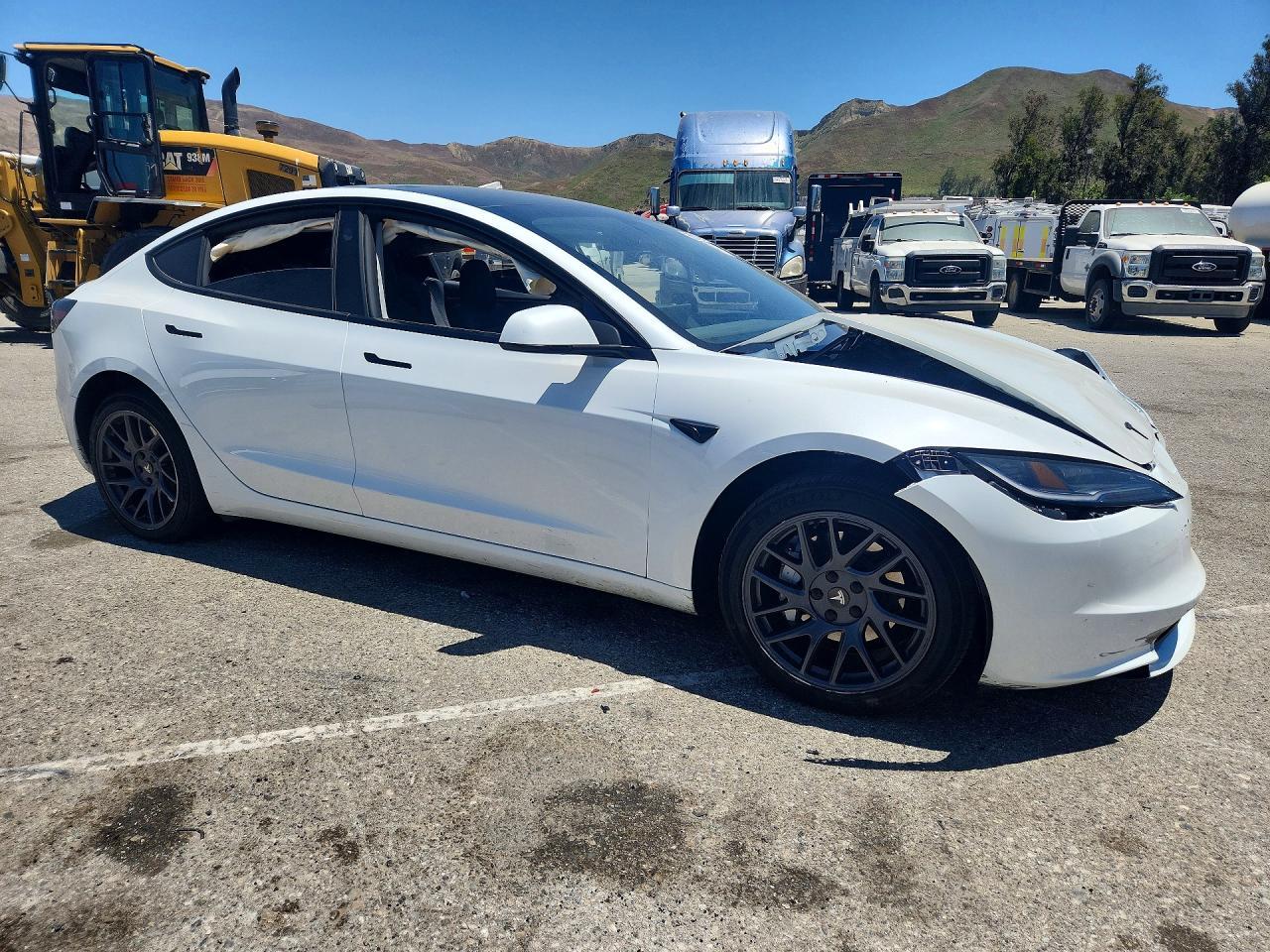 2025 Tesla Model 3 - Фото 4