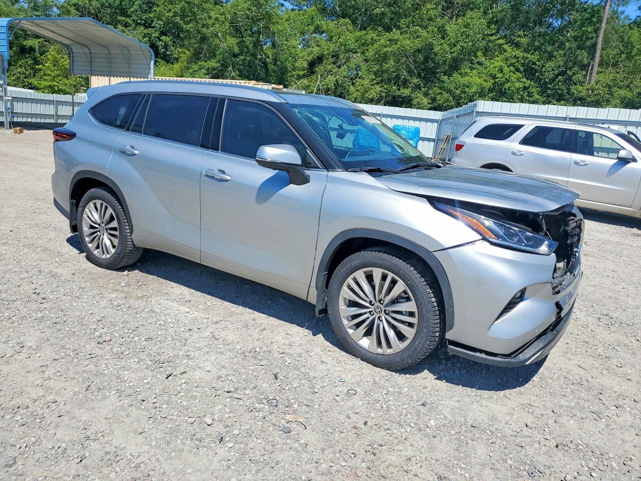 2024 Toyota Highlander Platinum - Image 4