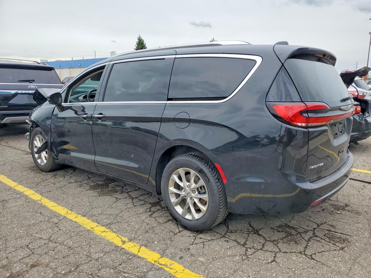 2021 Chrysler Pacifica Touring L - Image 2