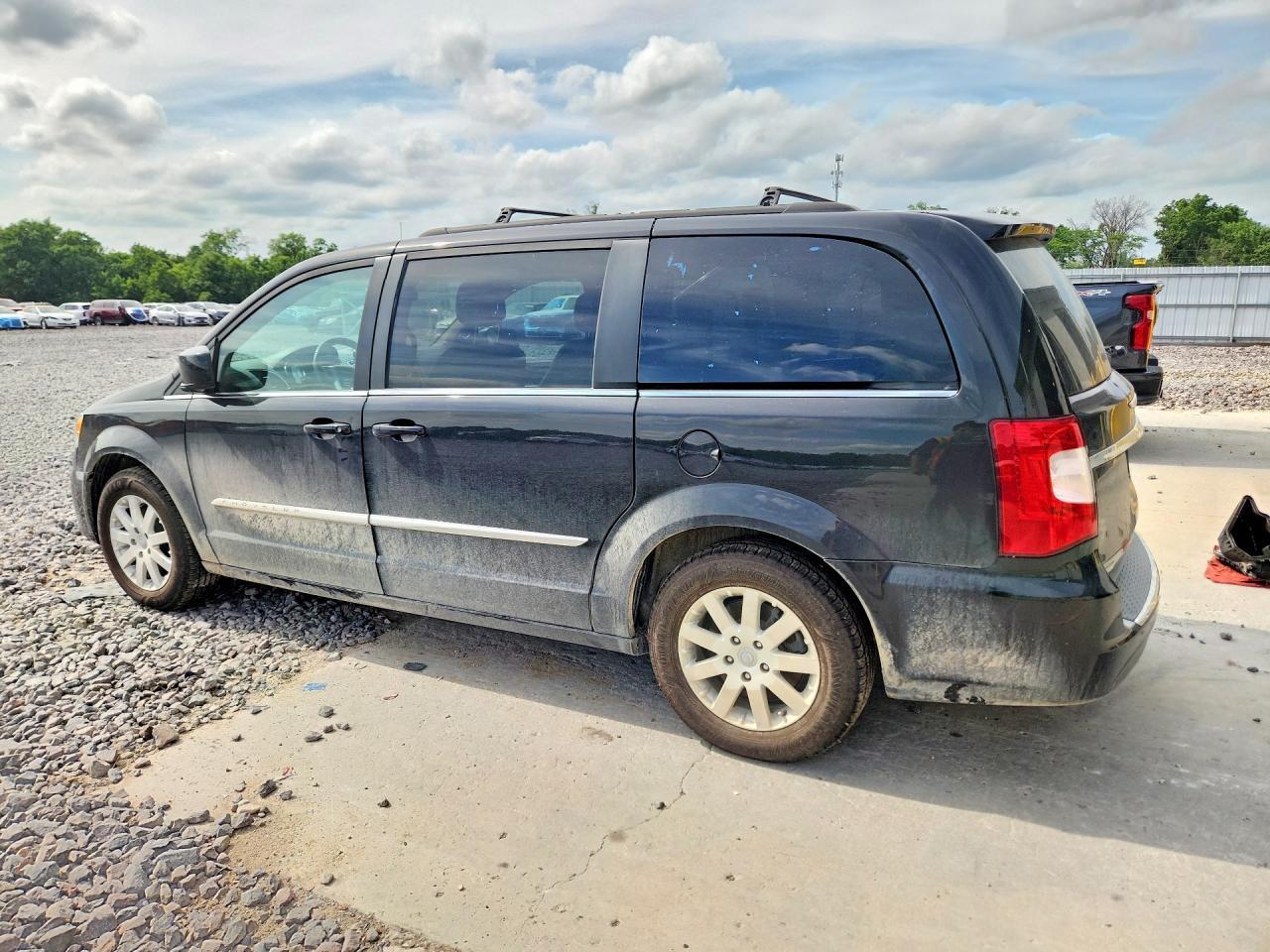 2015 Chrysler Town & Country Touring - Image 2