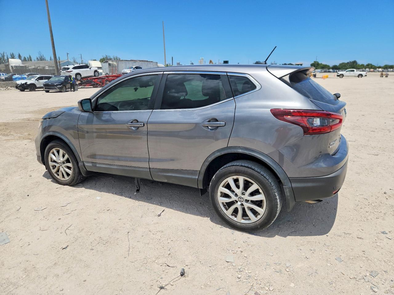 2020 Nissan Rogue Sport S - Фото 2