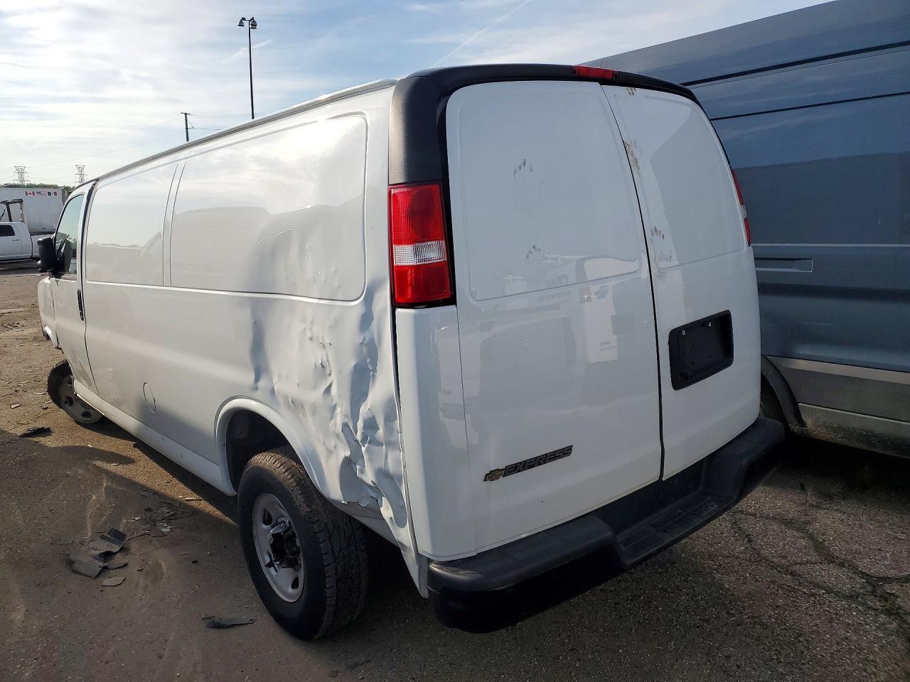2023 Chevrolet Express G2500 - Фото 2
