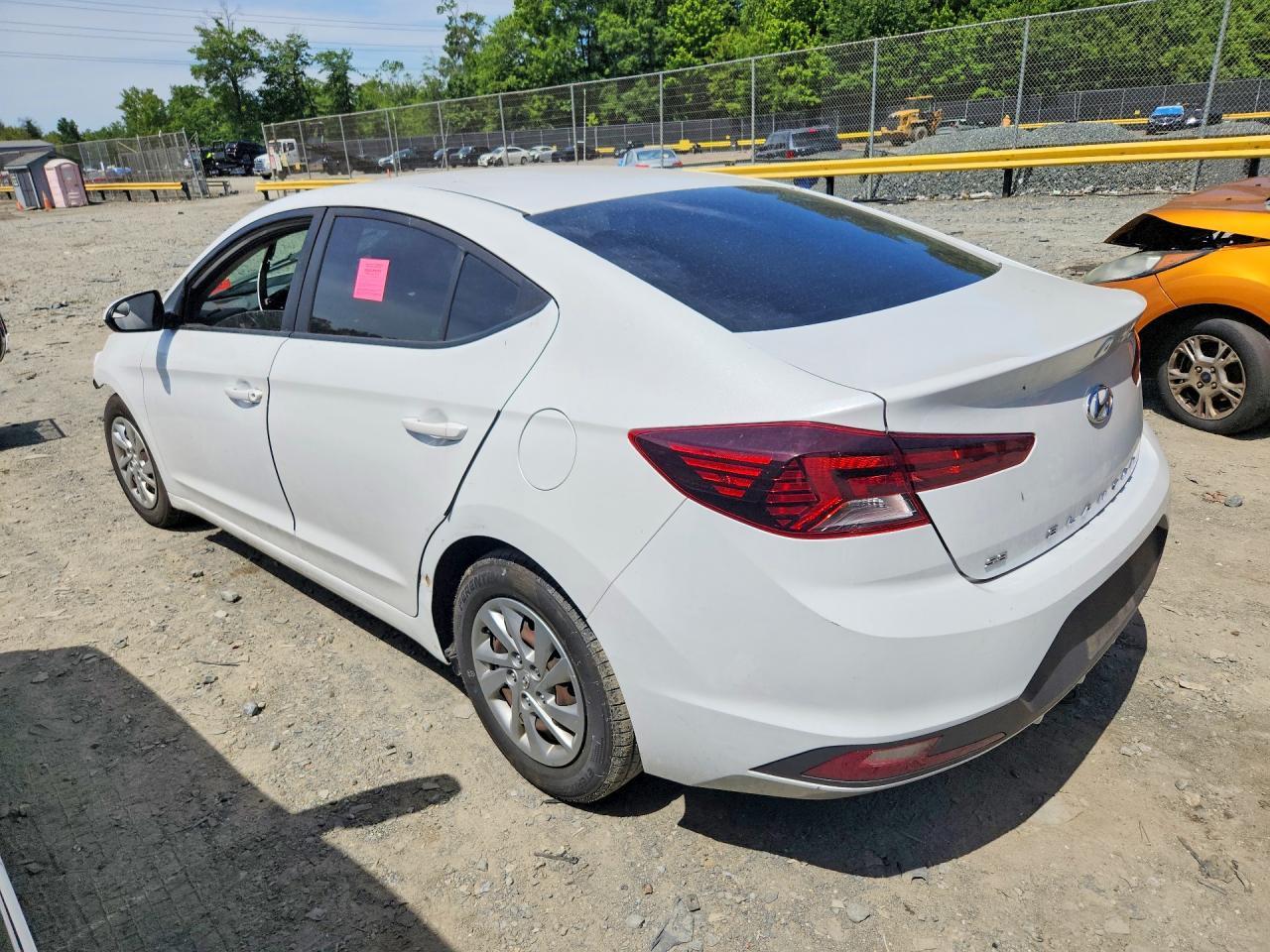 2020 Hyundai Elantra Se - Image 2