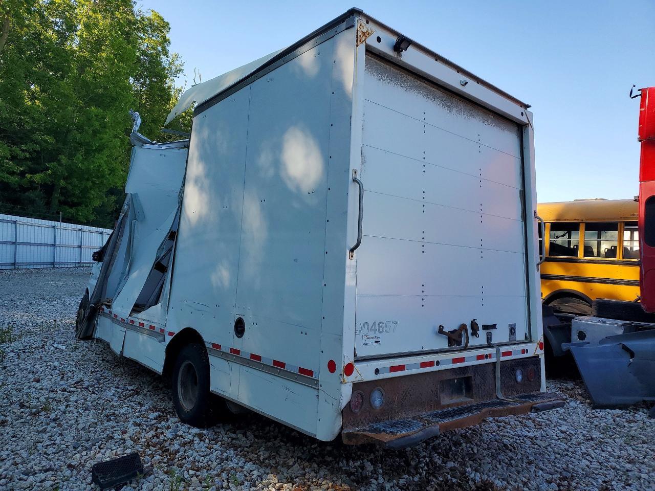 2023 Chevrolet Express Box Truck - Фото 2
