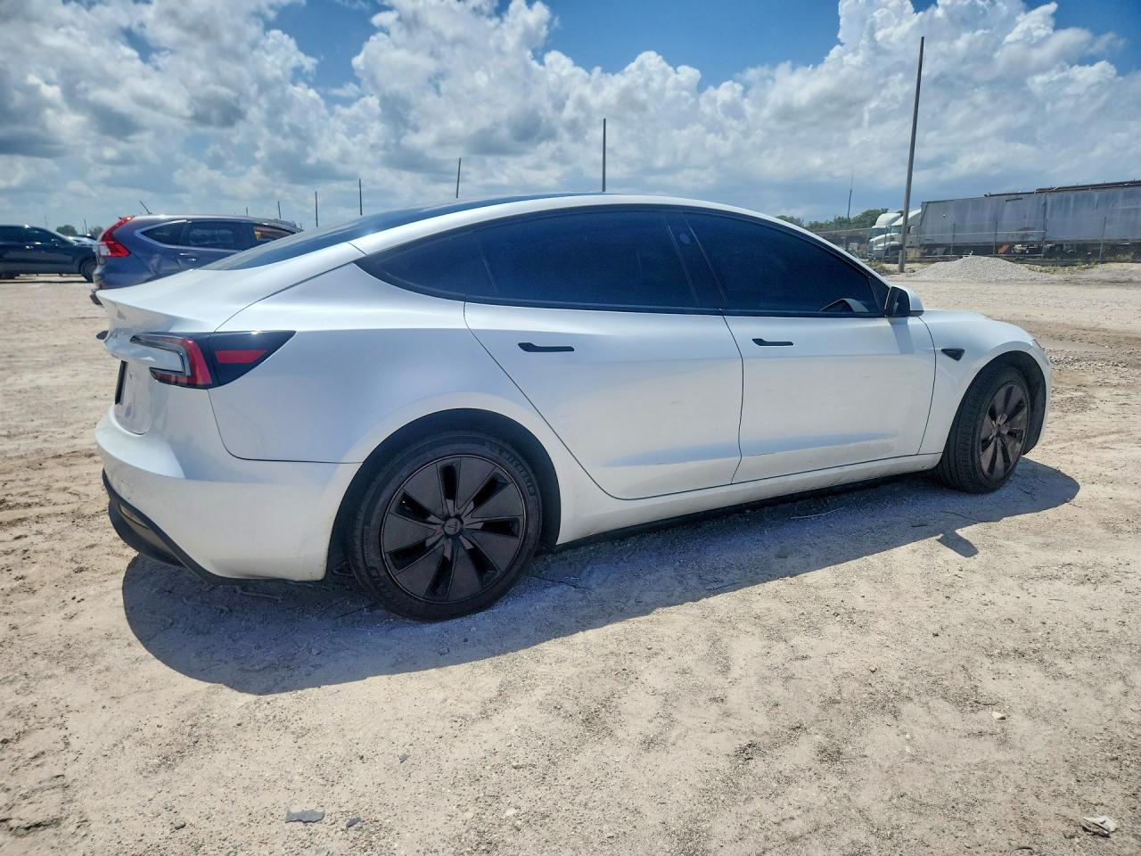 2025 Tesla Model 3 - Фото 3