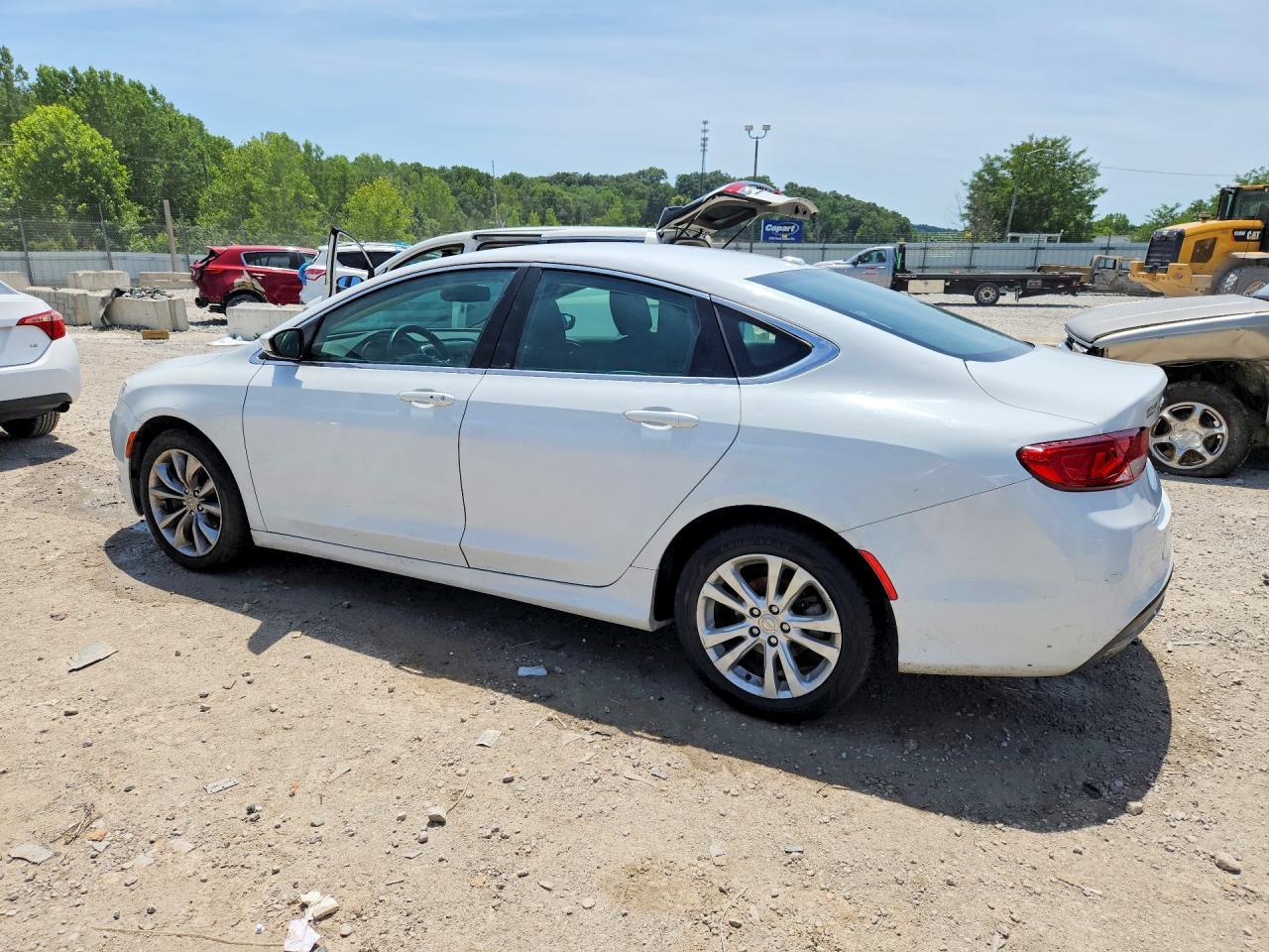 2016 Chrysler 200 Limited - Фото 2