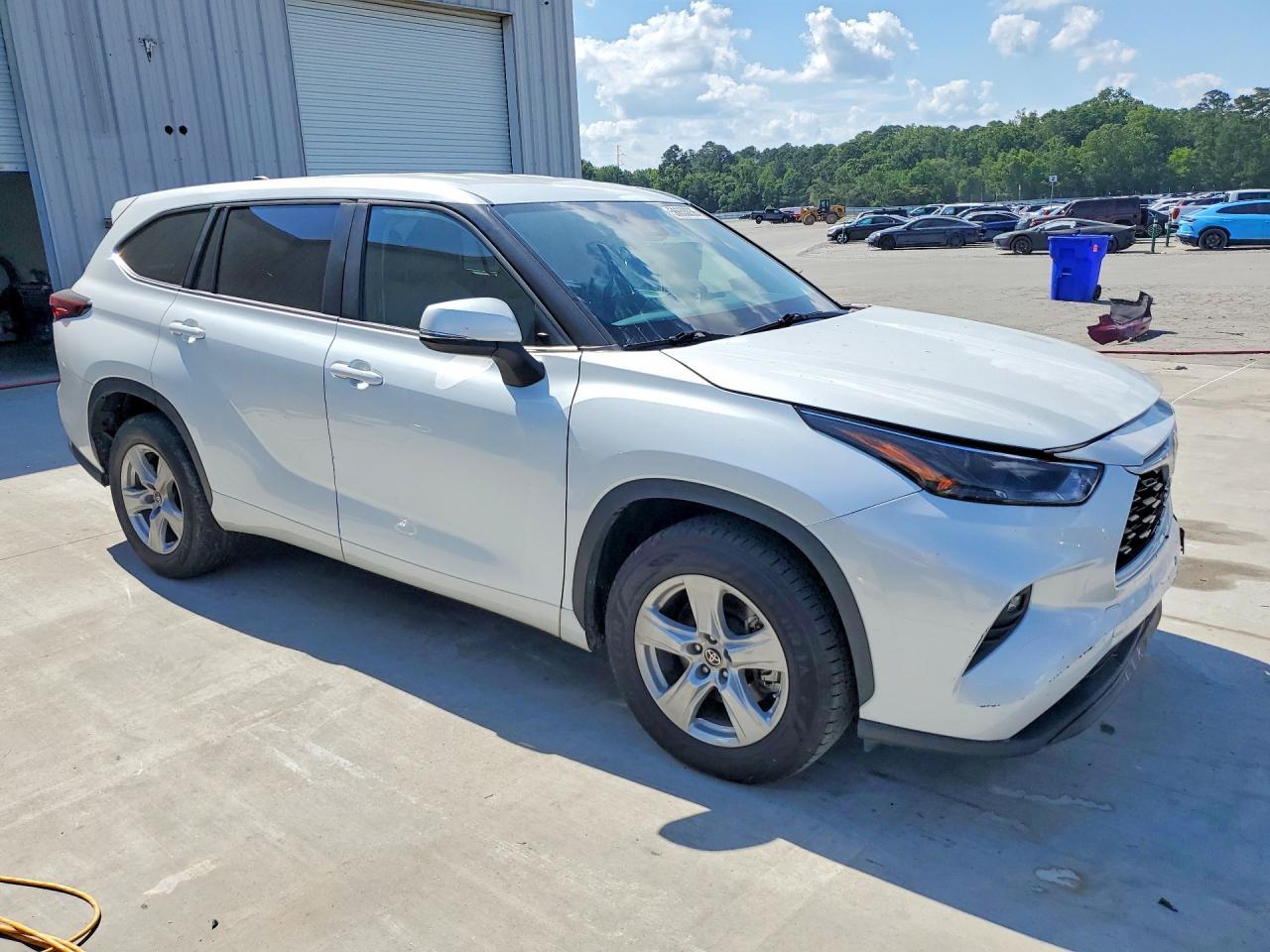 2023 Toyota Highlander Le - Image 4