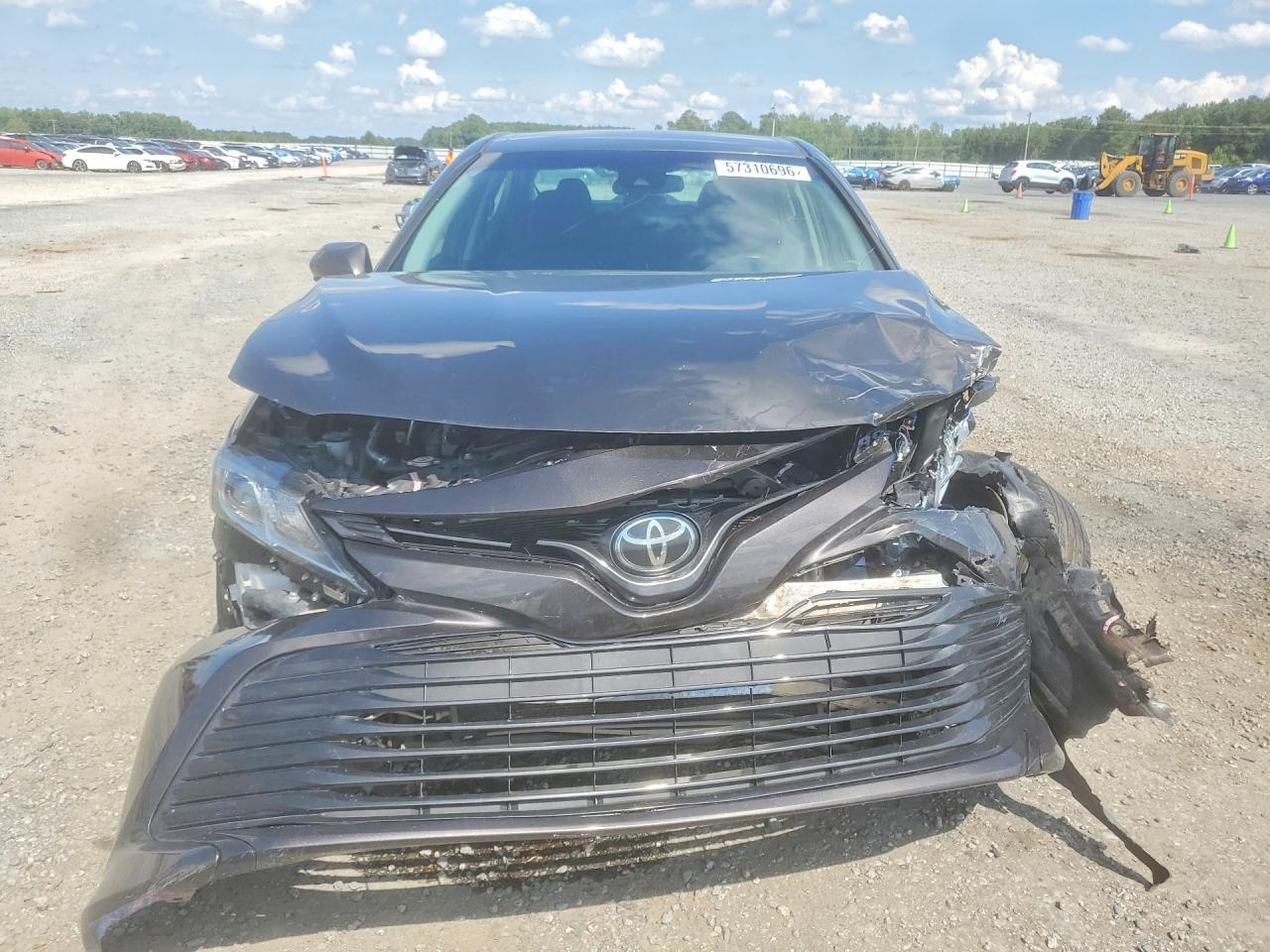 2020 Toyota Camry Le - Фото 5