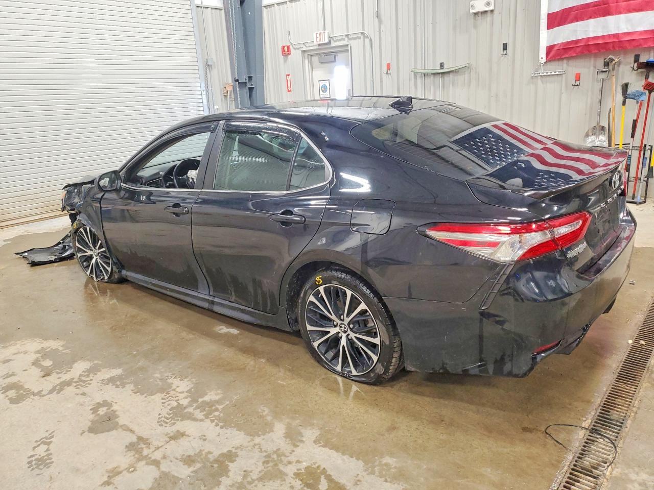 2019 Toyota Camry Se - Фото 2
