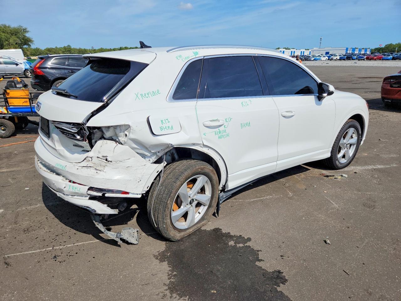 2021 Audi Q3 Premium 40 - Фото 3