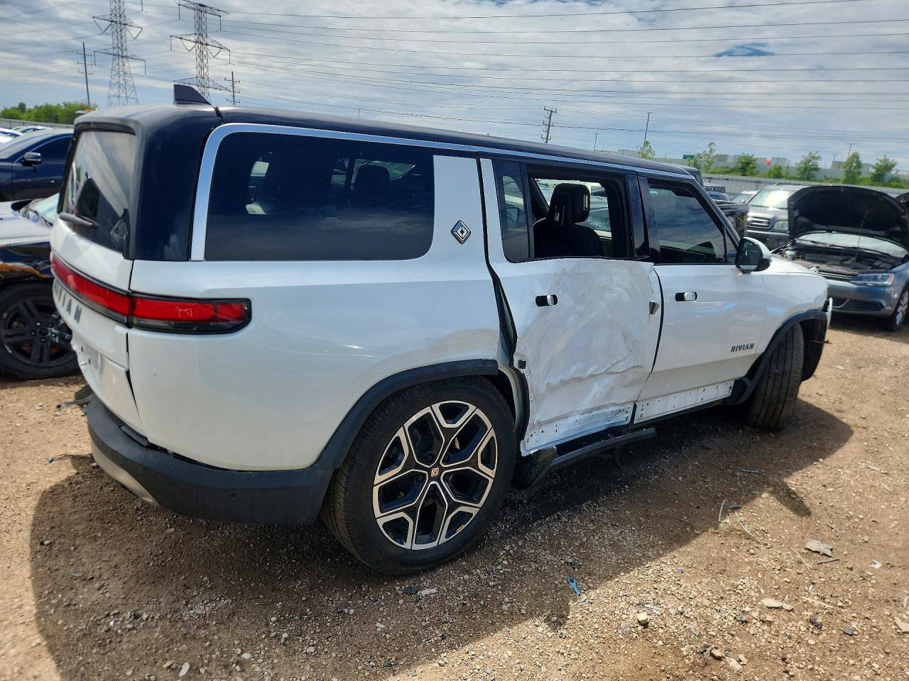 2025 Rivian R1S Adventure - Фото 3