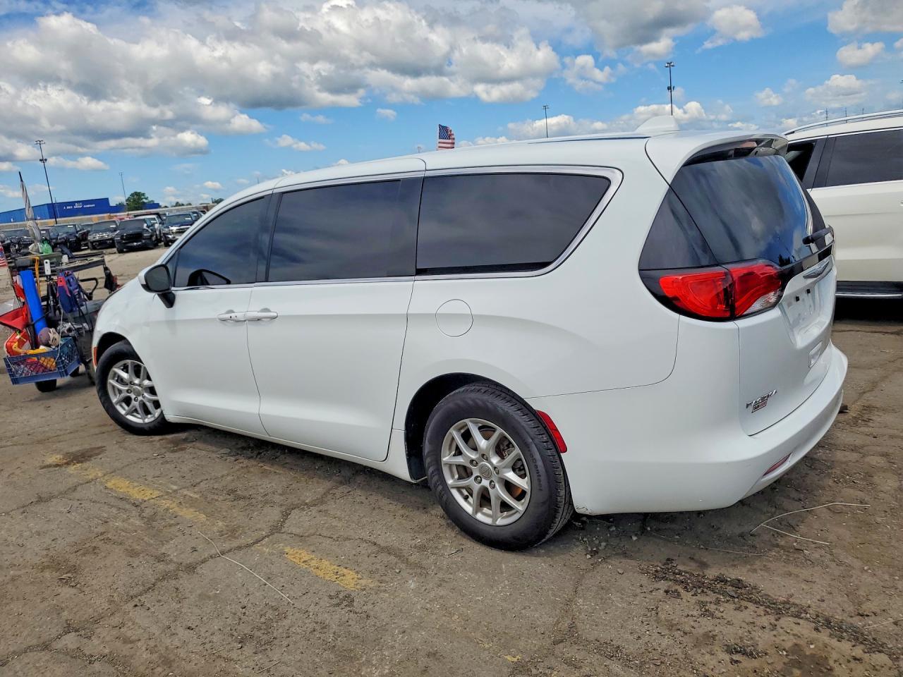 2017 Chrysler Pacifica Lx - Фото 2