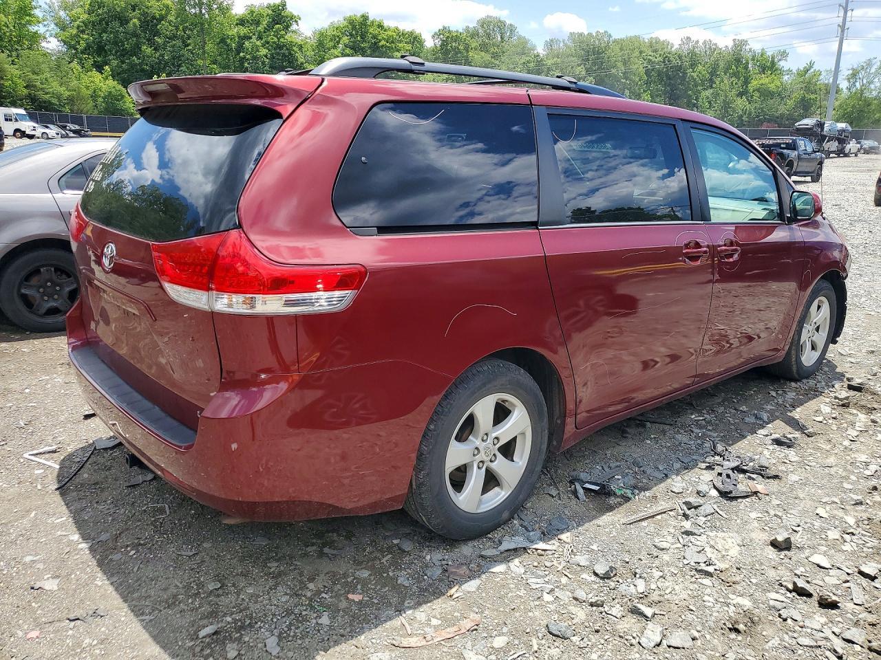 2012 Toyota Sienna Le - Фото 3