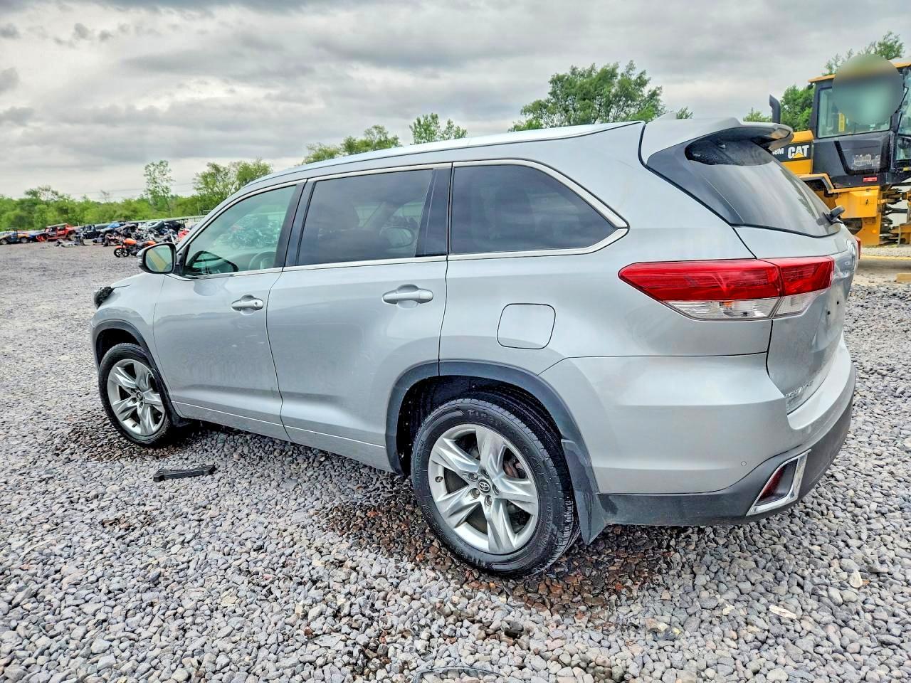 2017 Toyota Highlander Limited - Image 2