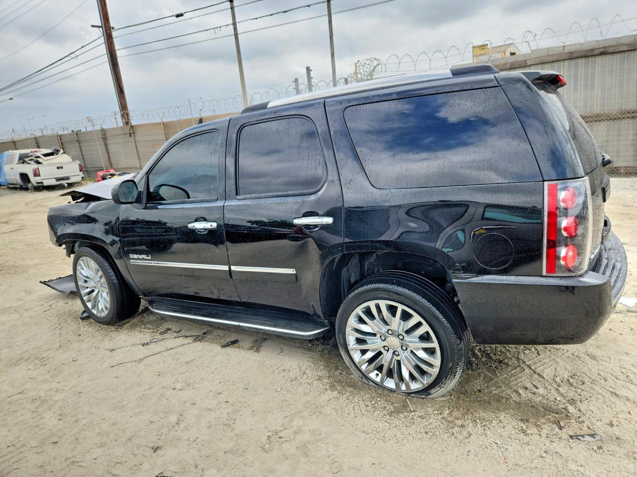 2014 GMC Yukon - Image 2