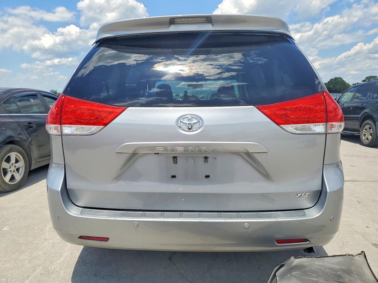 2013 Toyota Sienna Xle 8-Passenger - Фото 6
