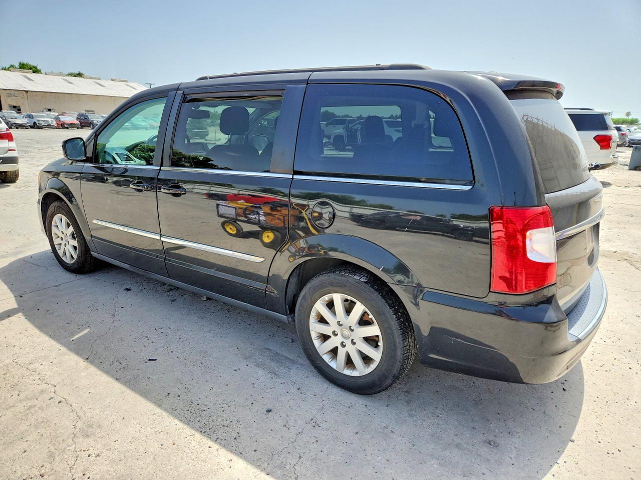 2014 Chrysler Town & Country Touring - Фото 2