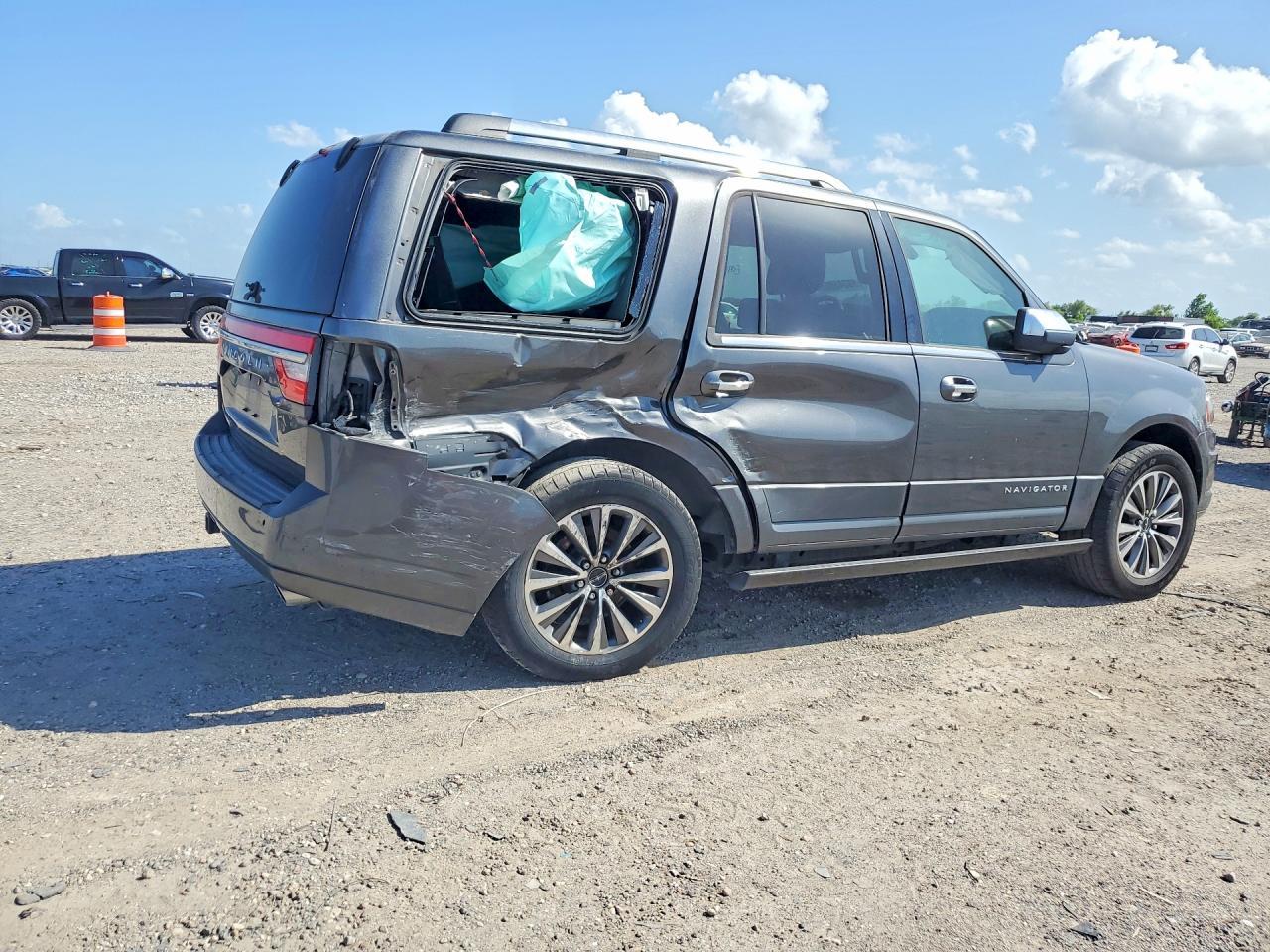 2017 Lincoln Navigator Select - Image 3