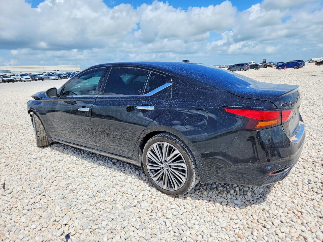2023 Nissan Altima Sl - Image 2