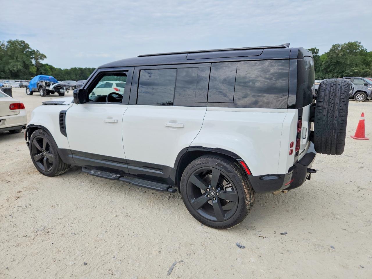 2025 Land Rover Defender 110 X-Dynamic Se - Фото 2