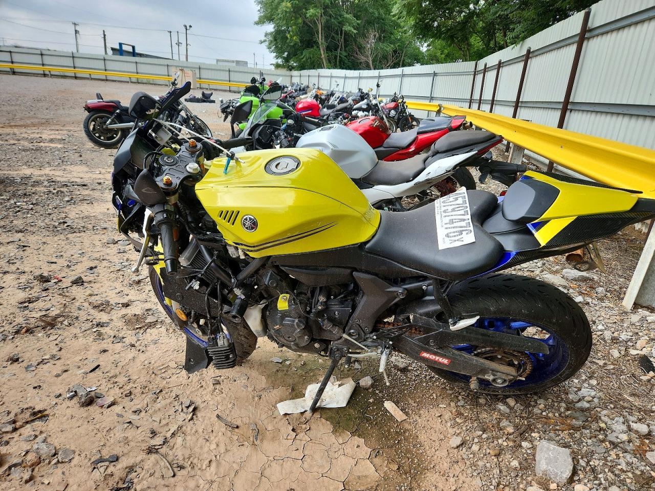 2025 Yamaha Yzfr7 - Image 3