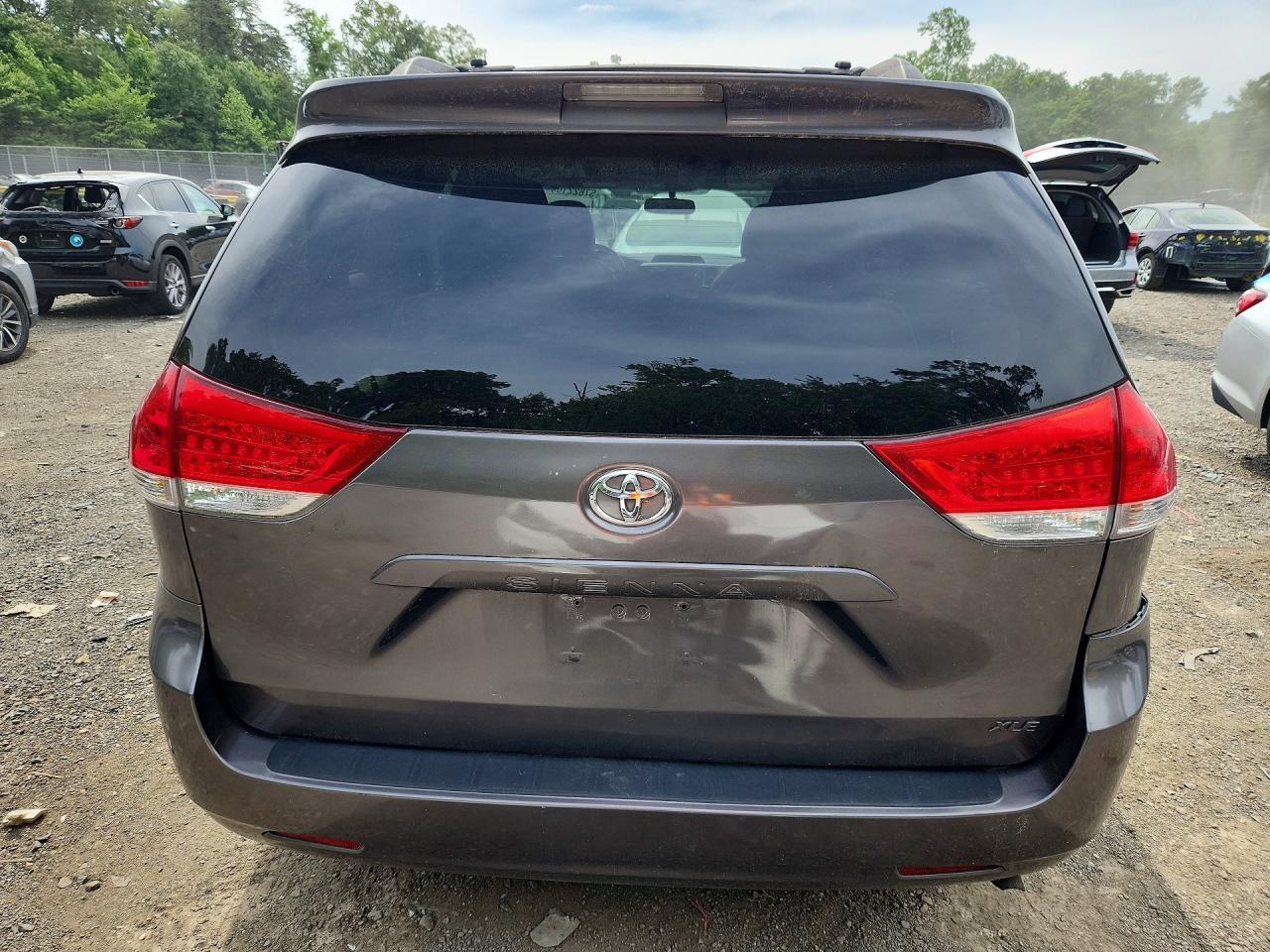 2013 Toyota Sienna Xle 8-Passenger - Image 6