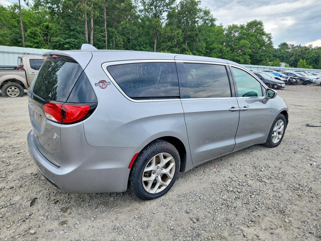 2018 Chrysler Pacifica Touring Plus - Image 3