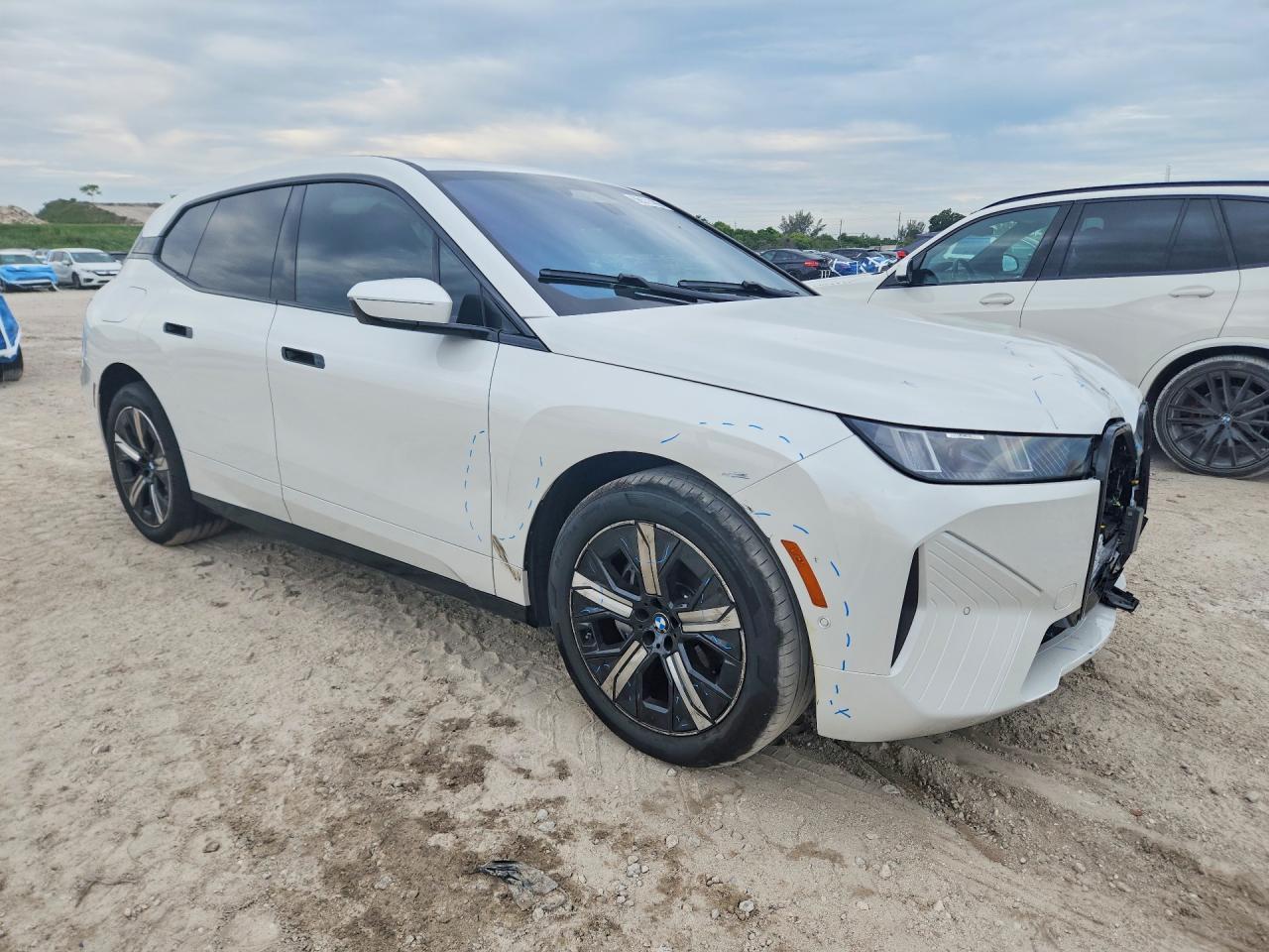 2026 BMW Ix xDrive45 - Фото 4
