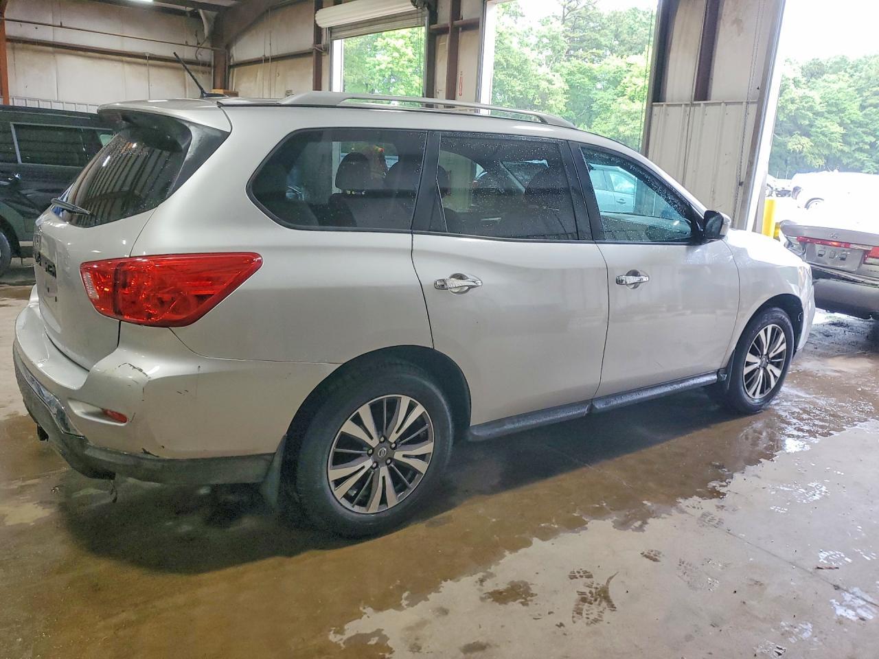 2017 Nissan Pathfinder S - Image 3
