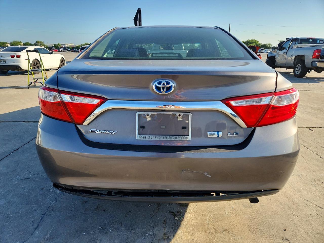 2017 Toyota Camry Hybrid Le - Image 6