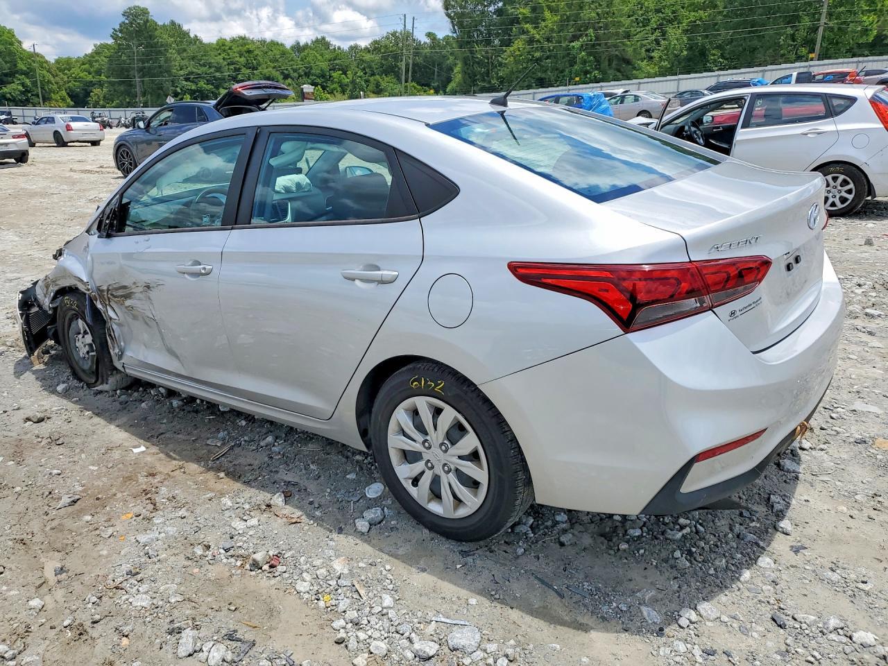 2021 Hyundai Accent Se - Фото 2